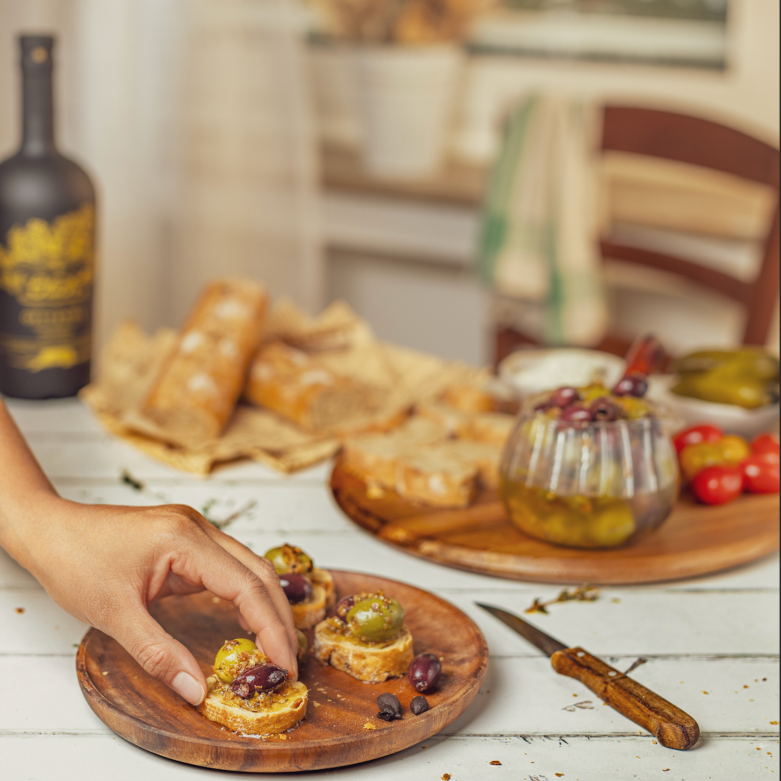 Marinierte Oliven und Feta