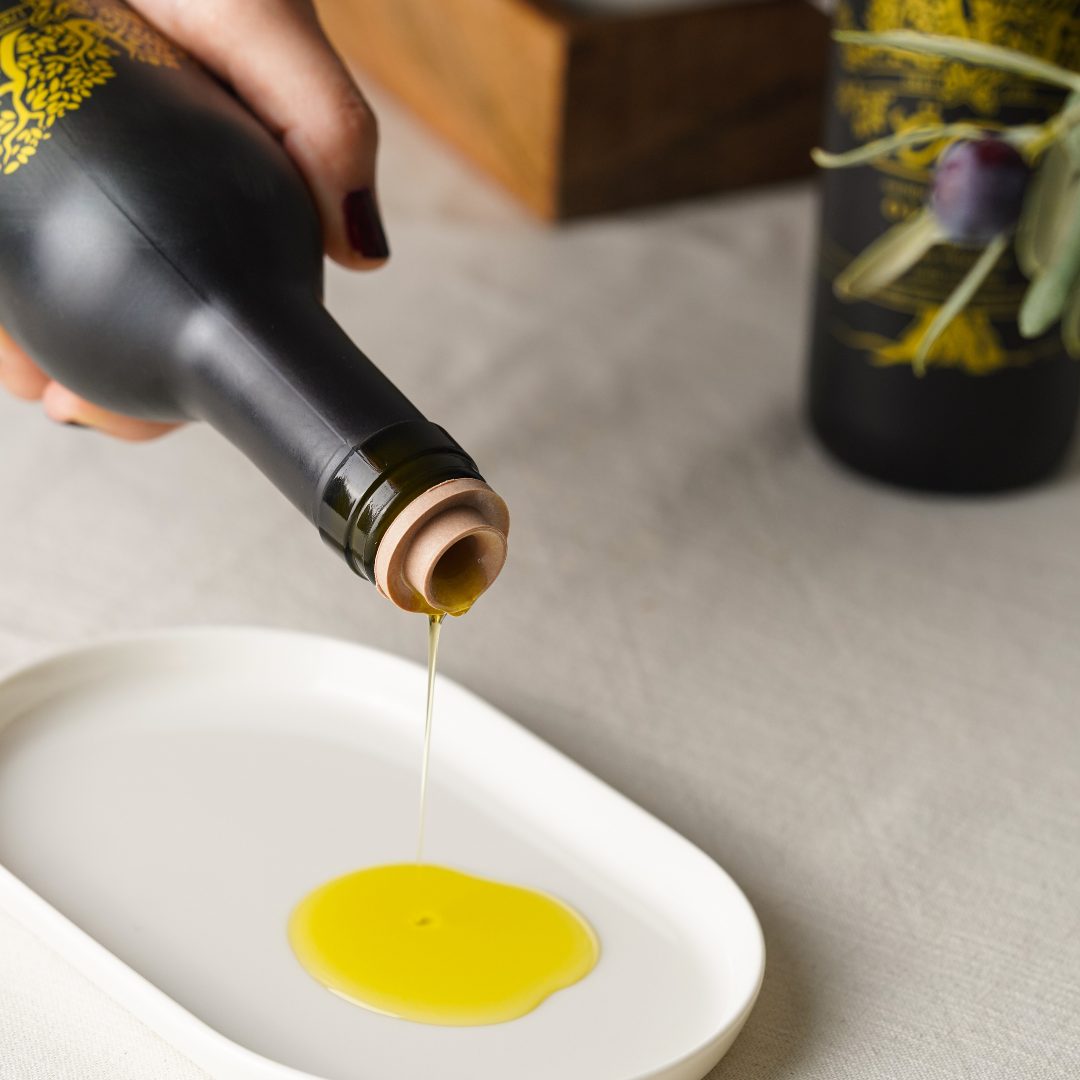 Flasche Ölich Olivenöl extra nativ auf einem Tisch – hochwertiges Olivenöl und seine Wirkung auf Cholesterin und Herzgesundheit