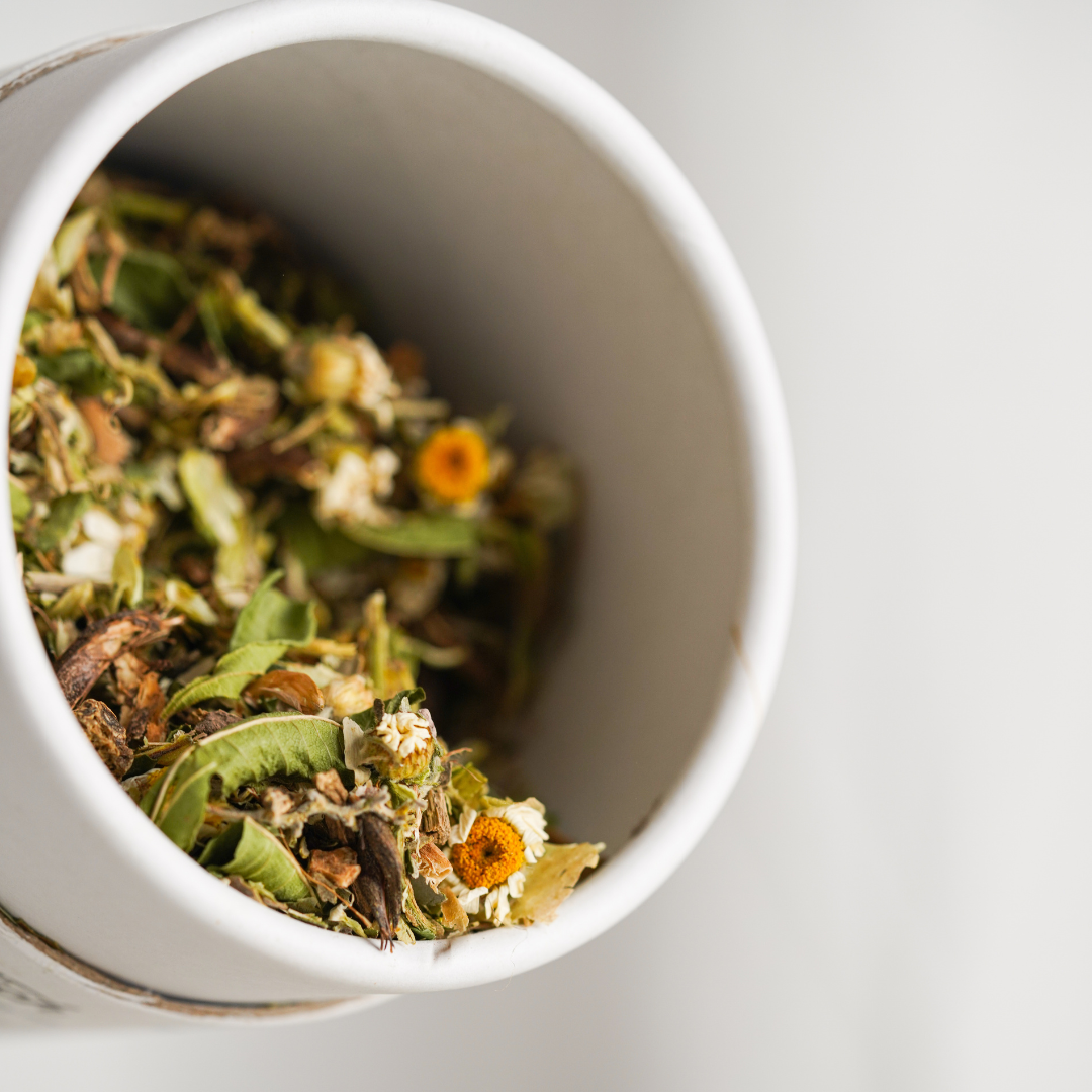 Ölich Schlafliebe Tee in einer Tasse – Kräutertee zum Einschlafen mit Baldrian, Passionsblume, Hopfen und Kamille