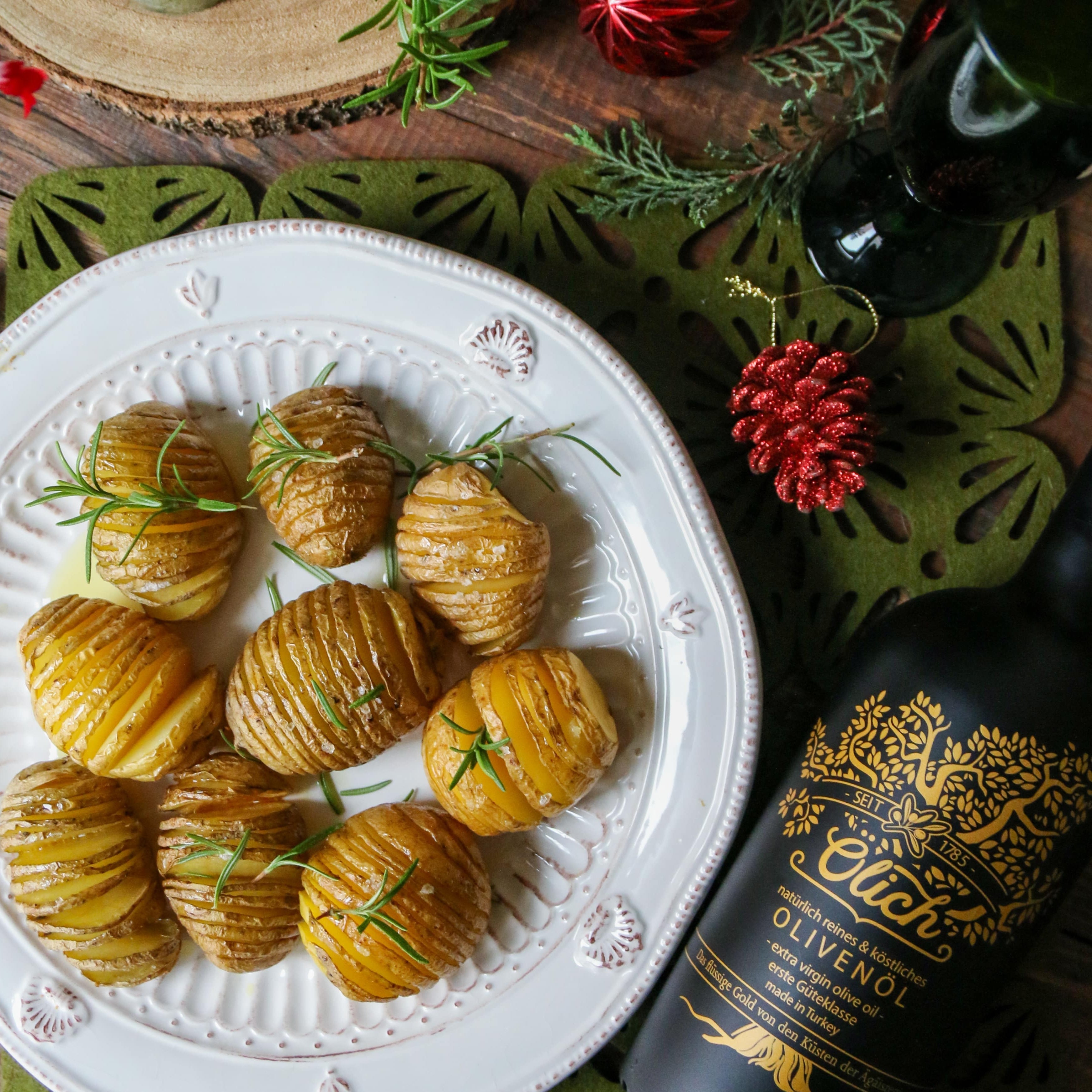 Knusprige Hasselback-Kartoffeln mit Olivenöl und Rosmarin