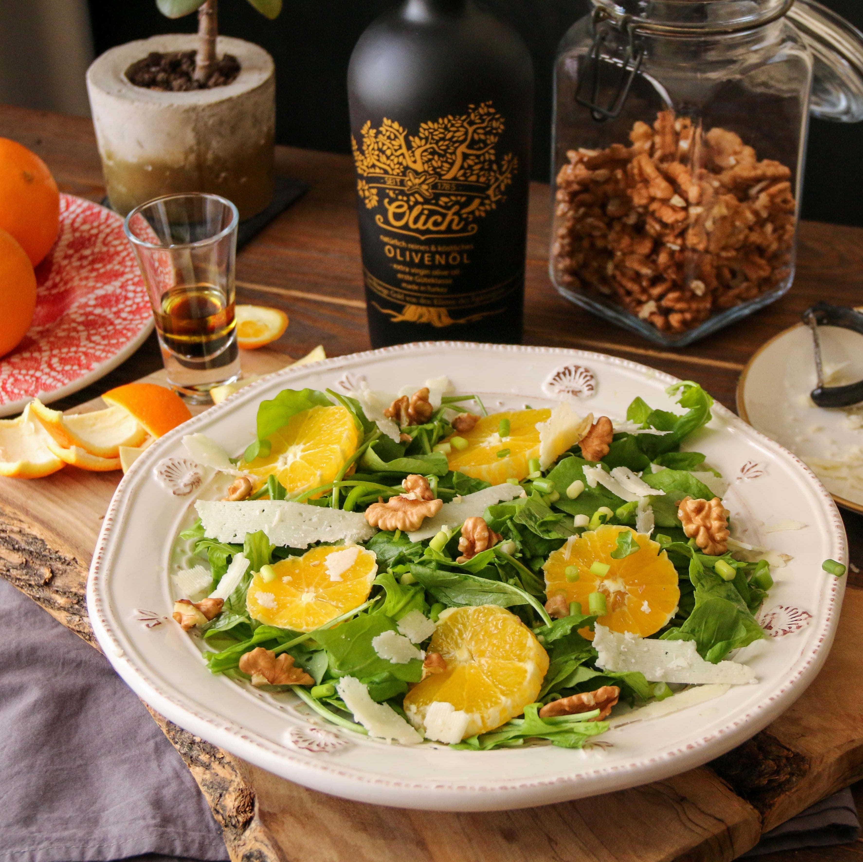 Frischer Rucola-Salat mit Orangen und Parmesan