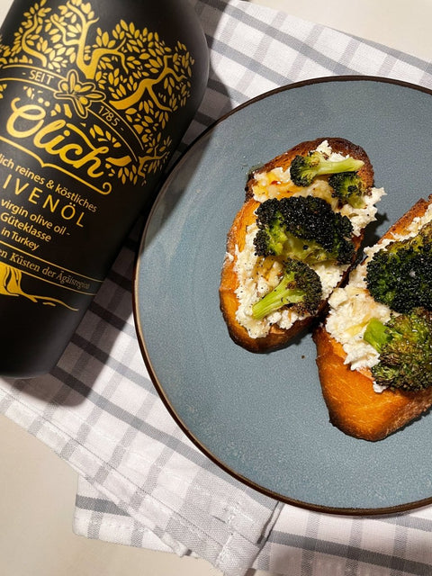 Brokkoli und Knoblauch-Ricotta-Toast mit heißem Honig 🍯 - Ölich