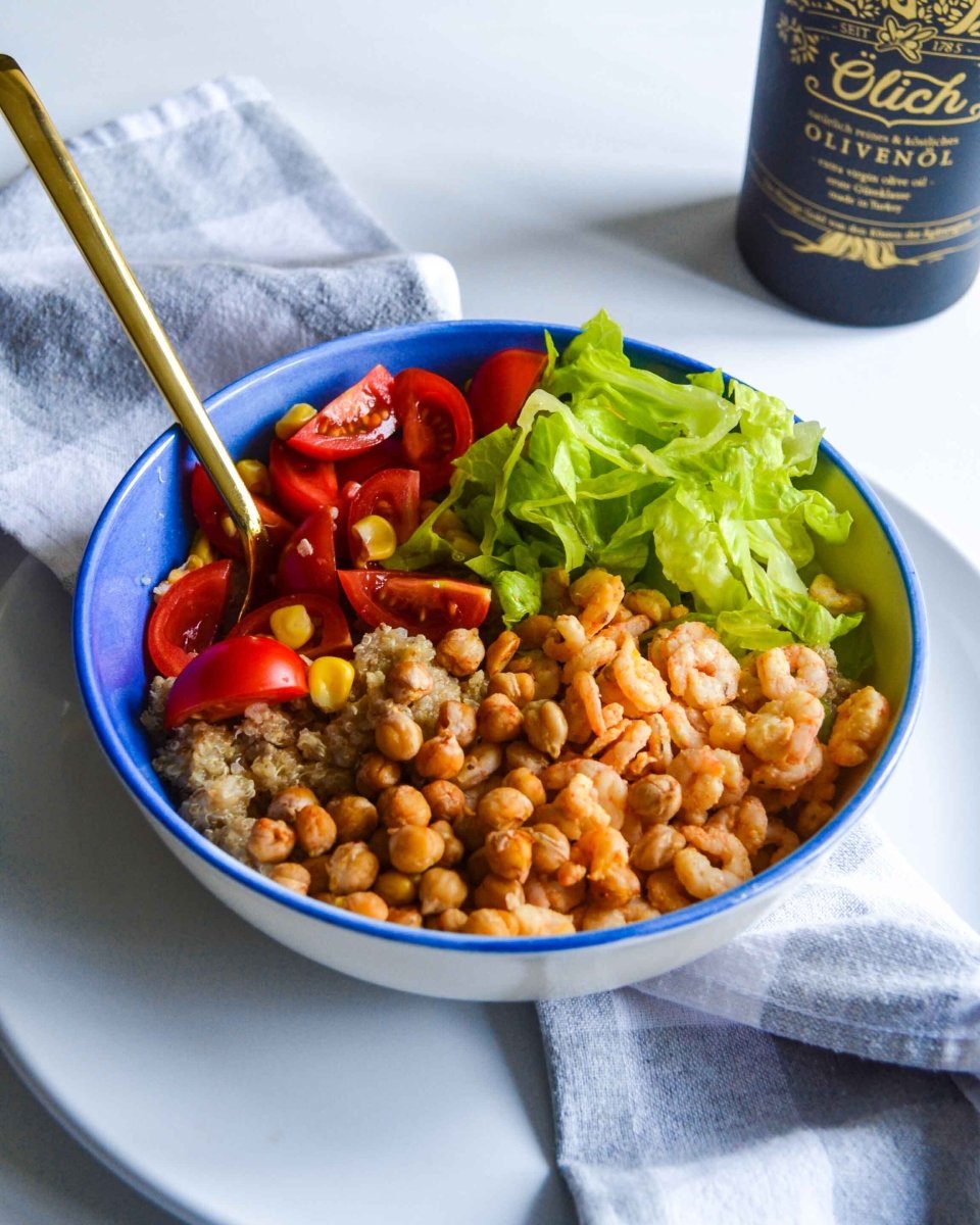 Quinoa Salat mit Zitronen-Chili Garnelen & Kirchererbsen - Ölich