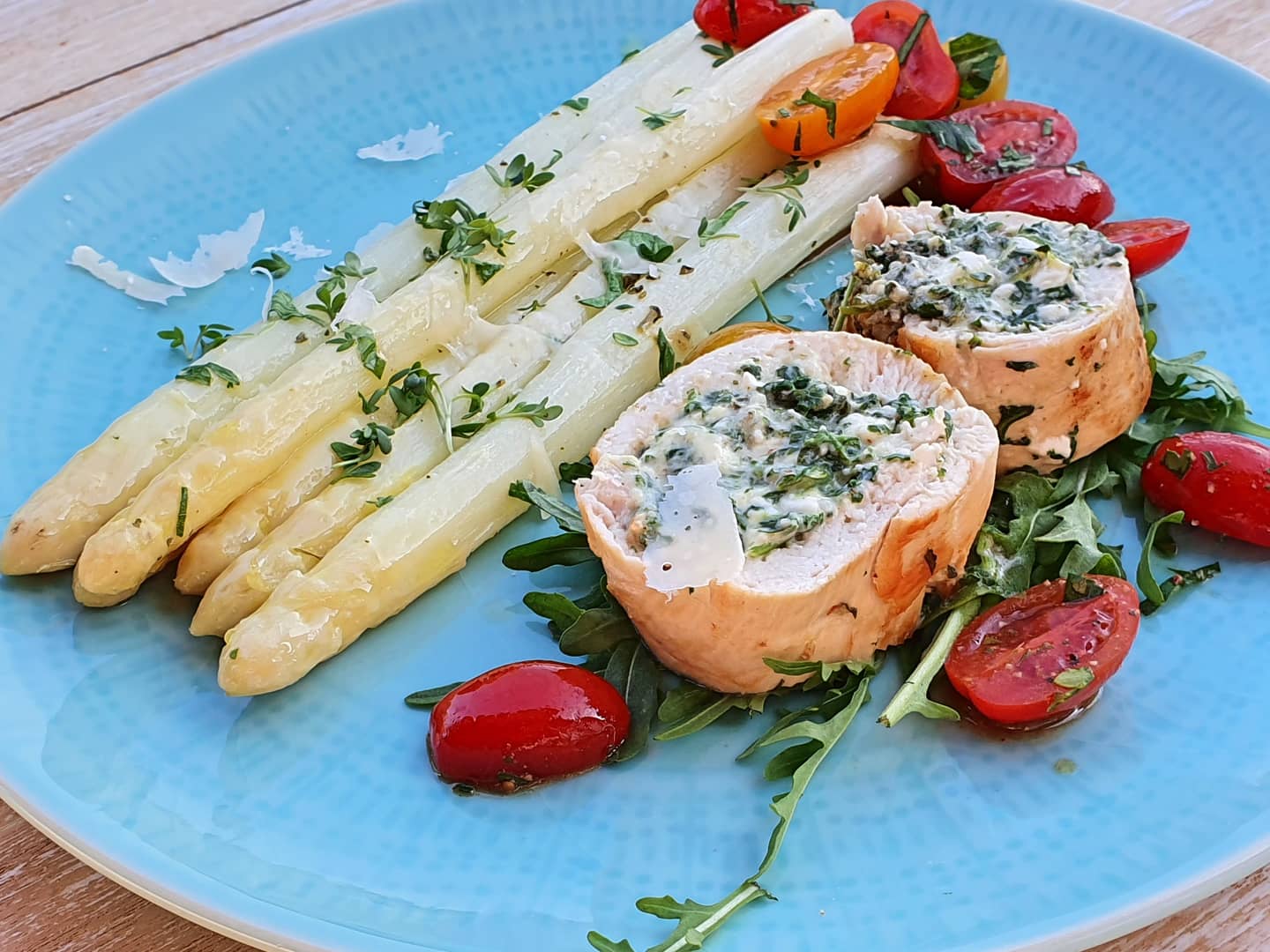 Hähnchenroulade mit Schafskäse, Olivenöl und Rucola - Ölich